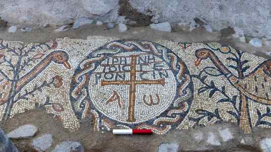 Detalle de un medallón con la inscripción “La paz sea con los ancianos”, flanqueado por gansos egipcios, hallado en el yacimiento arqueológico de Hippos, en el norte de Israel