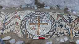 Detalle de un medallón con la inscripción “La paz sea con los ancianos”, flanqueado por gansos egipcios, hallado en el yacimiento arqueológico de Hippos, en el norte de Israel