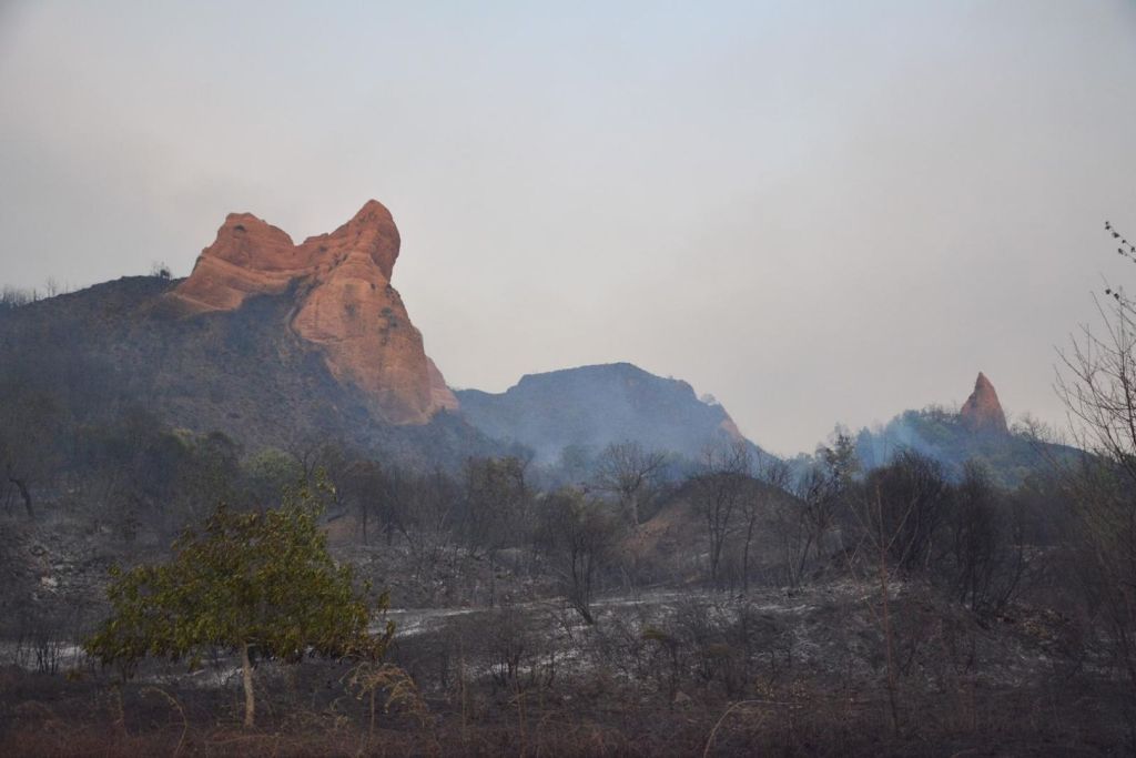 Las Médulas, un paisaje único donde la historia romana y la naturaleza se enfrentan ahora a la amenaza del fuego