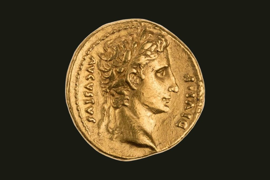 La moneda de oro introducida por Augusto pesaba algo más de 8 gramos y su valor correspondía a 25 denarios de plata o 100 sestercios fabricados en bronce