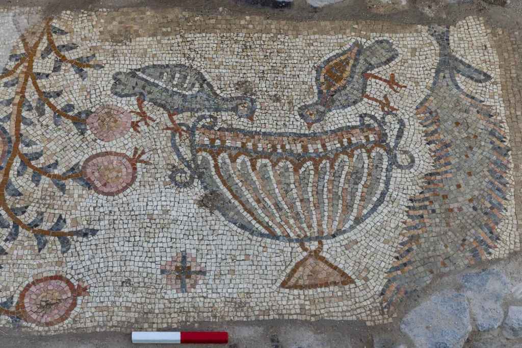 Aves bebiendo de una copa, representadas en el diseño del mosaico