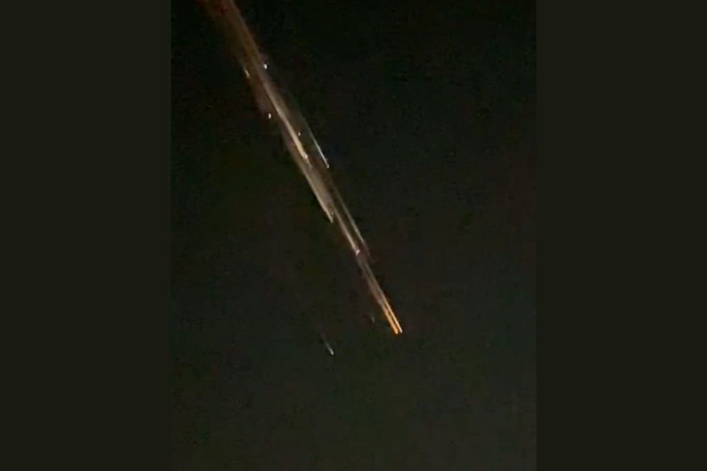 Restos de un objeto espacial atravesando el cielo nocturno sobre la provincia de Cádiz