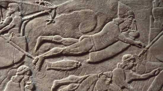 Relieve asirio de casi 3.000 años de antigüedad que muestra a soldados cruzando un río con la ayuda de odres inflados, una ingeniosa técnica militar utilizada para mantener la movilidad del ejército en campaña