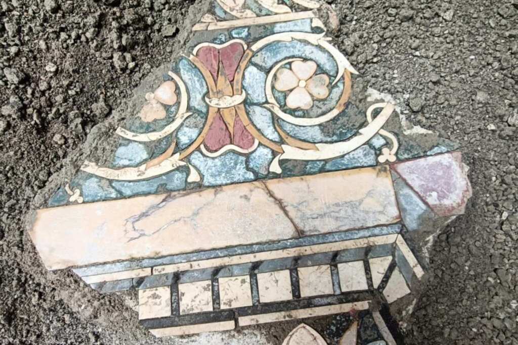 Fragmento de un elaborado revestimiento decorativo hallado en Pompeya, testimonio del refinado gusto artístico que sobrevivió bajo las cenizas del Vesubio