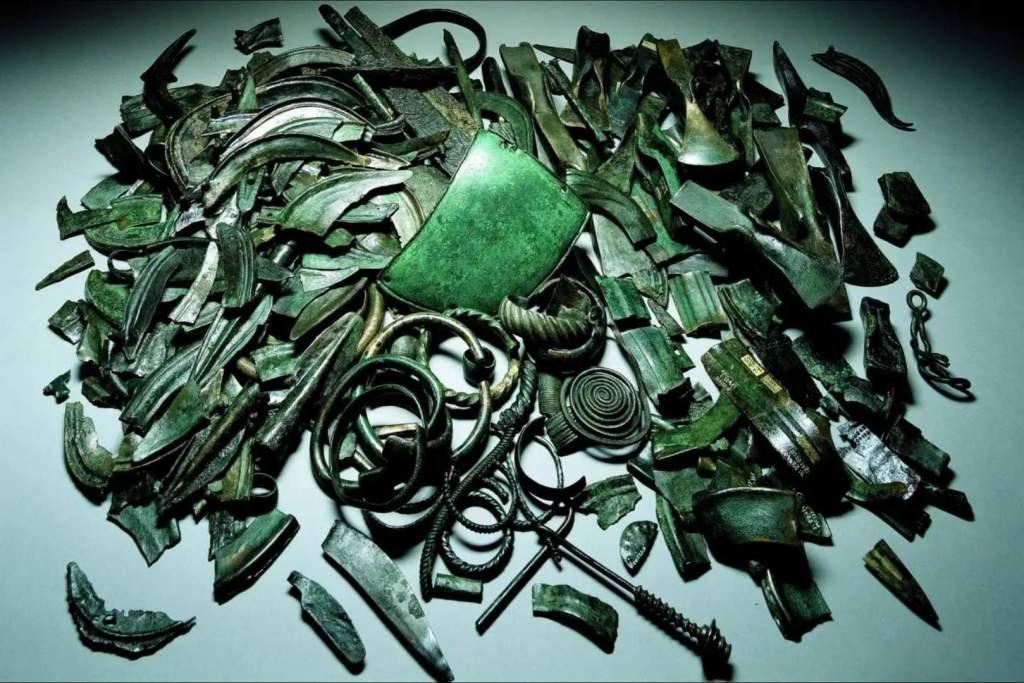 Un tesoro de fragmentos metálicos de la Edad del Bronce hallado en Weißig, Alemania