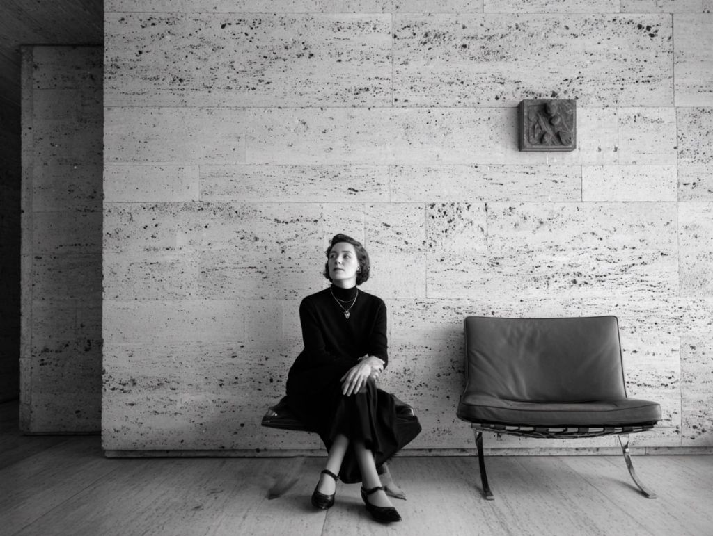 Foto en blanco y negro de una mujer sentada