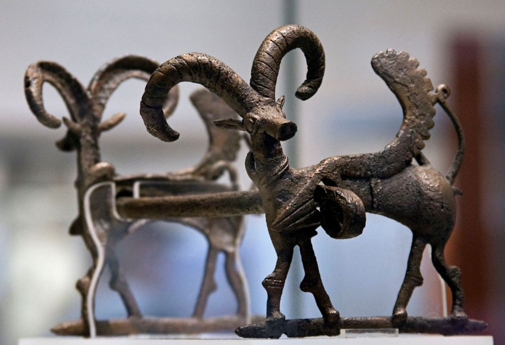 Bronce con cabras aladas