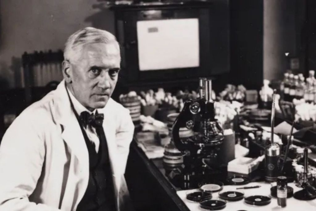 Alexander Fleming en su laboratorio del Hospital St. Mary’s de Londres, donde en 1928 observó por primera vez el misterioso moho que daría origen a la penicilina