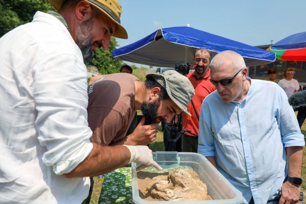 El arqueólogo Giorgi Bidzinashvili conversa con su equipo en el yacimiento de Kvemo Orozmani, en Georgia