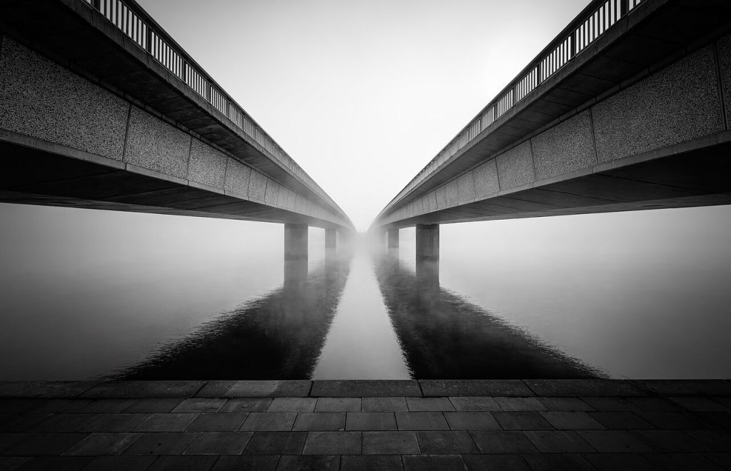 La supersimetría propone que a cada partícula conocida le corresponde un compañero oculto.