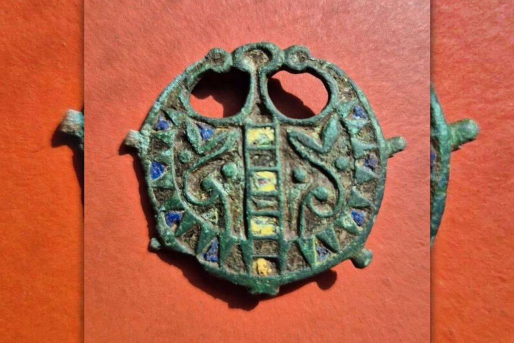 Se estima que el broche tiene entre 1.800 y 2.000 años de antigüedad