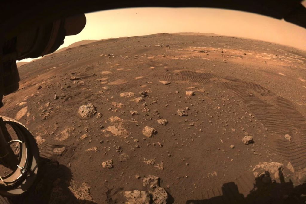 El rover Perseverance de la NASA llegó al cráter Jezero en 2021, marcando el inicio de su exploración del antiguo terreno marciano