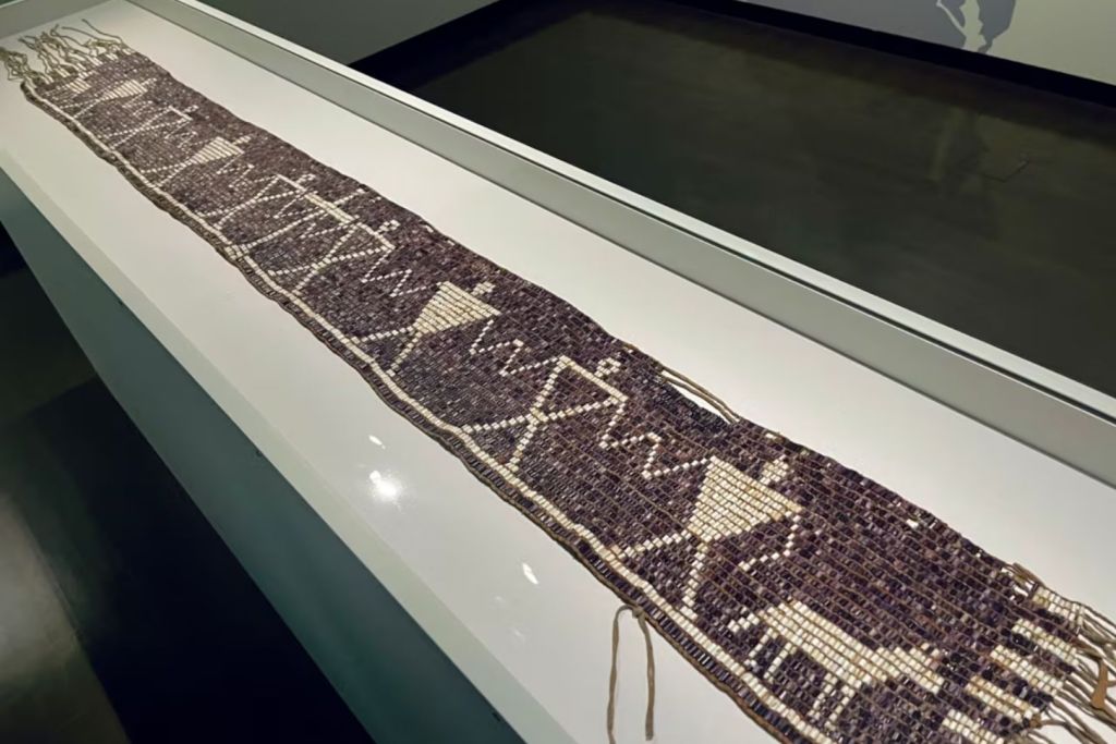 Las cuentas de wampum se entrelazaban en cinturones que los pueblos indígenas utilizaban como una forma de preservar y transmitir acontecimientos históricos, costumbres ancestrales y normas sociales