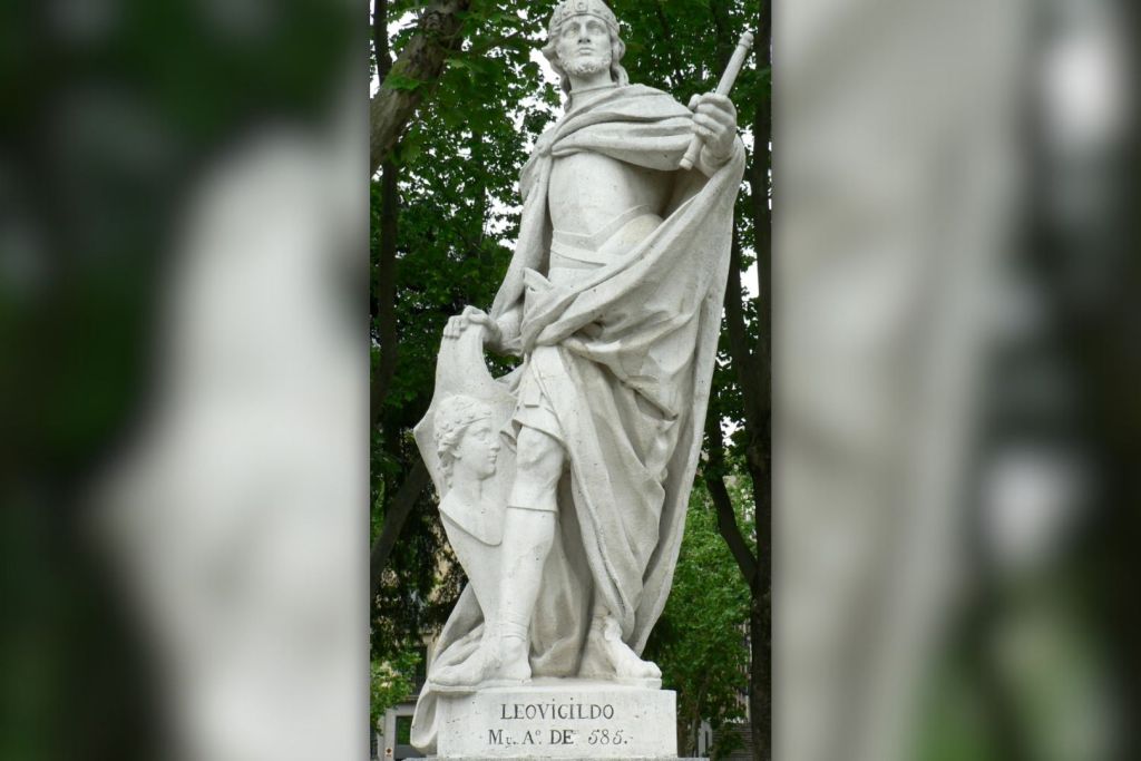 Escultura de Leovigildo con atuendo regio —corona, cetro y un manto púrpura— situada en la Plaza de Oriente, frente al Palacio Real de Madrid