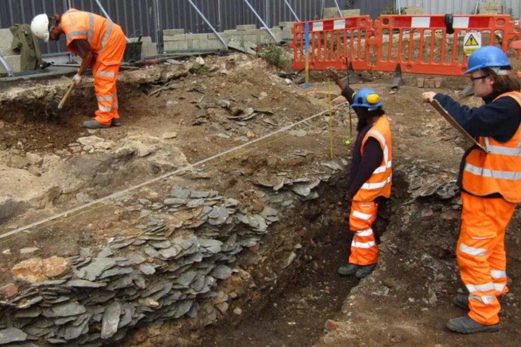 En la excavación también aparecieron restos del antiguo mercado medieval y de varios puestos que formaban parte de él
