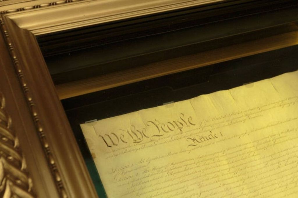 La Constitución de Estados Unidos expuesta al público en el Museo de los Archivos Nacionales de Washington