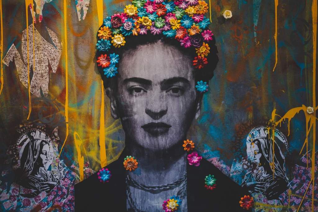 Frida Kahlo, icono del arte del siglo XX, transformó su dolor físico y emocional en autorretratos profundamente simbólicos que hoy siguen cautivando al mundo