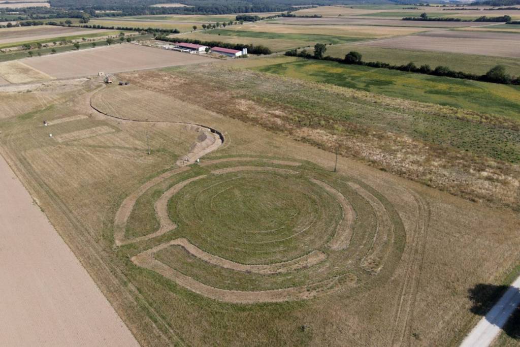 Datan de alrededor del 4500 a. C., estos enormes anillos fueron construidos dos mil años antes que las pirámides