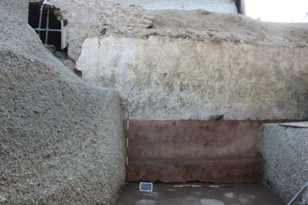 Banco de espera frente a la Villa de los Misterios