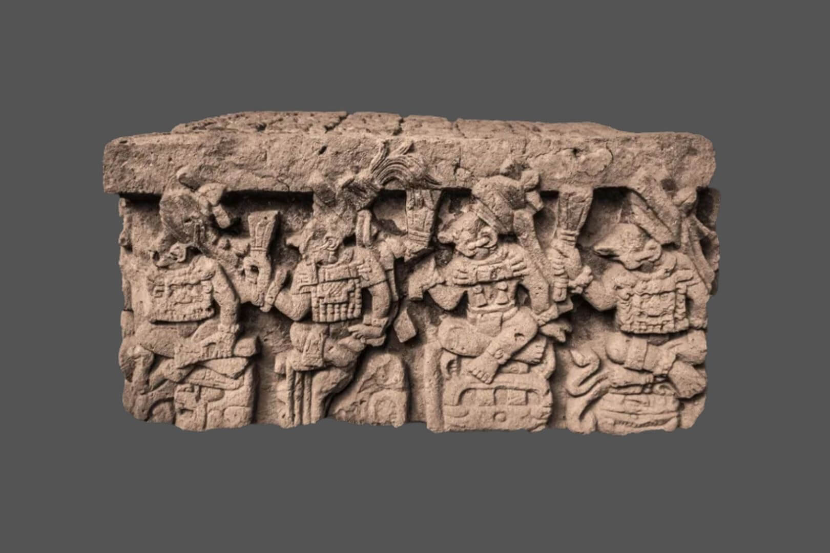 Un reciente estudio sostiene que el Altar Q, una escultura maya del siglo VIII, podría contener un significado oculto a través de un sistema de signos manuales integrados en su arte