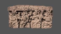 Un reciente estudio sostiene que el Altar Q, una escultura maya del siglo VIII, podría contener un significado oculto a través de un sistema de signos manuales integrados en su arte