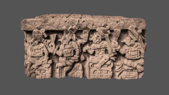 Un reciente estudio sostiene que el Altar Q, una escultura maya del siglo VIII, podría contener un significado oculto a través de un sistema de signos manuales integrados en su arte