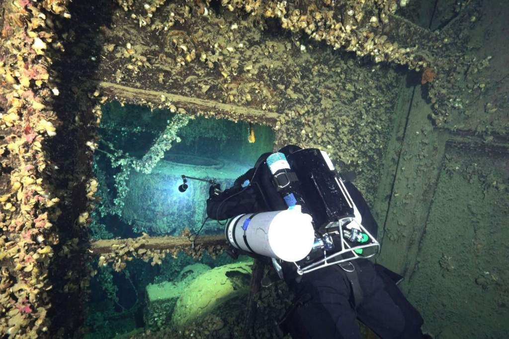En las exploraciones subacuáticas de restos históricos, cada descenso revela fragmentos olvidados del pasado