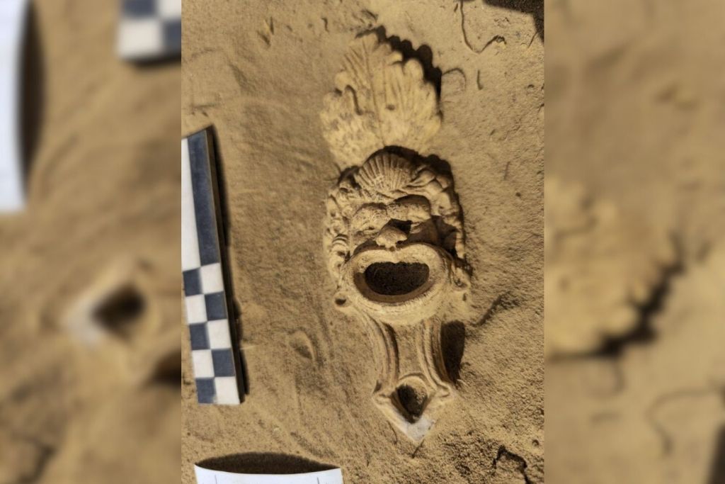 Se ha encontrado en una tumba una lámpara de aceite romana con una decoración inusual