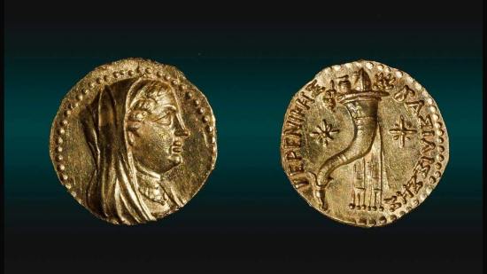 Hallan en Jerusalén una rarísima moneda de oro con el rostro de una reina egipcia de hace 2.200 años