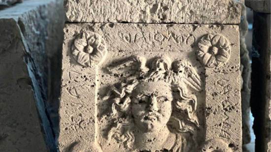 Una urna etrusca de 2.300 años aparece con el rostro de Medusa y un entierro simbólico