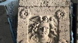 Una urna etrusca de 2.300 años aparece con el rostro de Medusa y un entierro simbólico