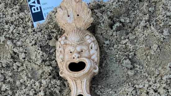 Los rasgos expresivos de la lámpara podrían estar inspirados en la figura de un sátiro, una criatura mitológica griega mitad hombre y mitad cabra