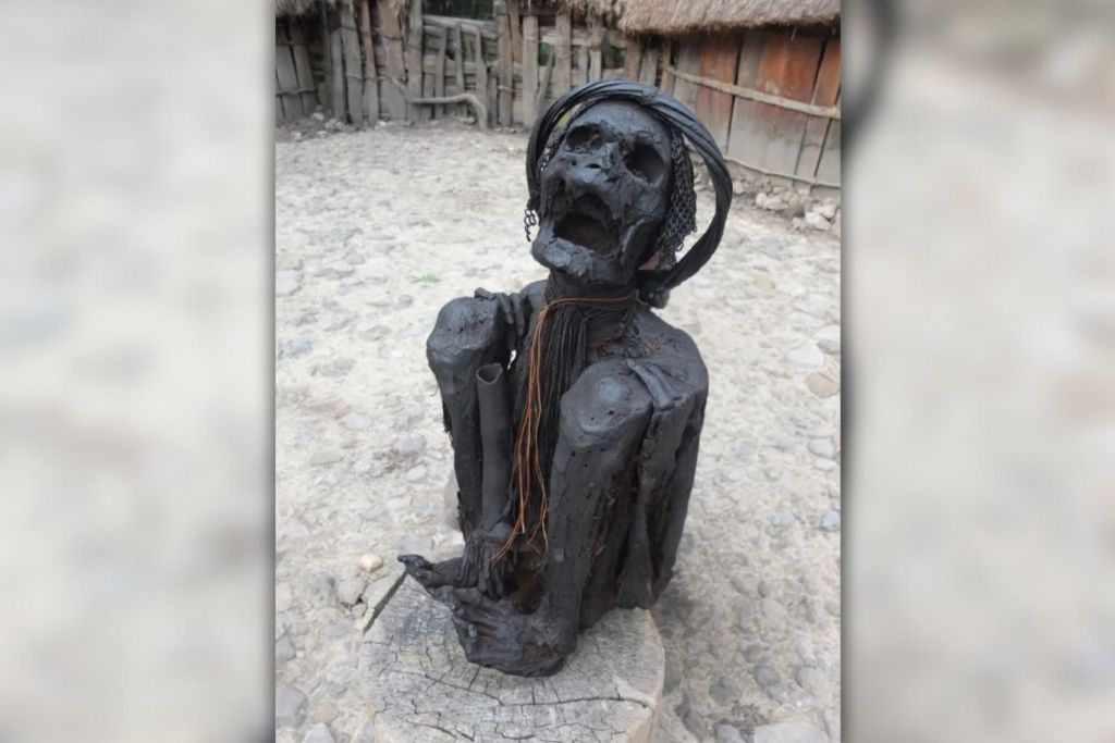 Inspirados en rituales aún vigentes en Papúa Nueva Guinea, los investigadores sugieren que hace miles de años las comunidades prehistóricas ya aplicaban un proceso similar para preparar a sus difuntos