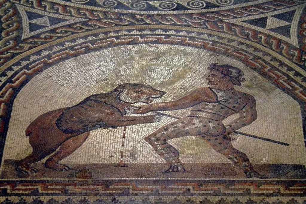 Un mosaico romano hallado en Alemania representa a un gladiador enfrentándose a un oso en plena lucha