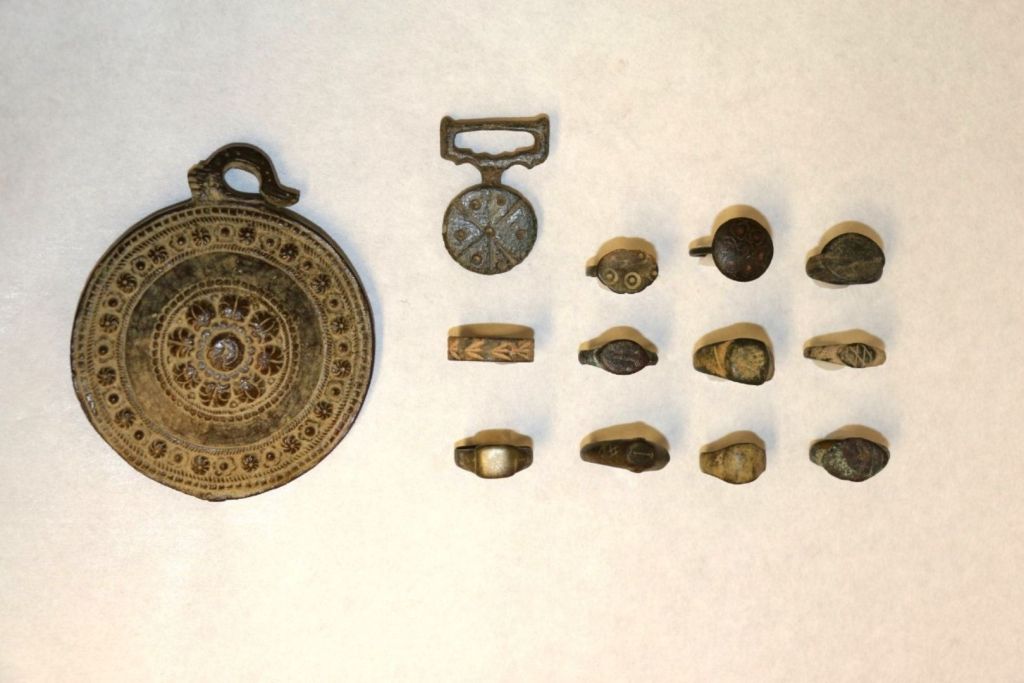 El conjunto completo de once anillos y dos medallones