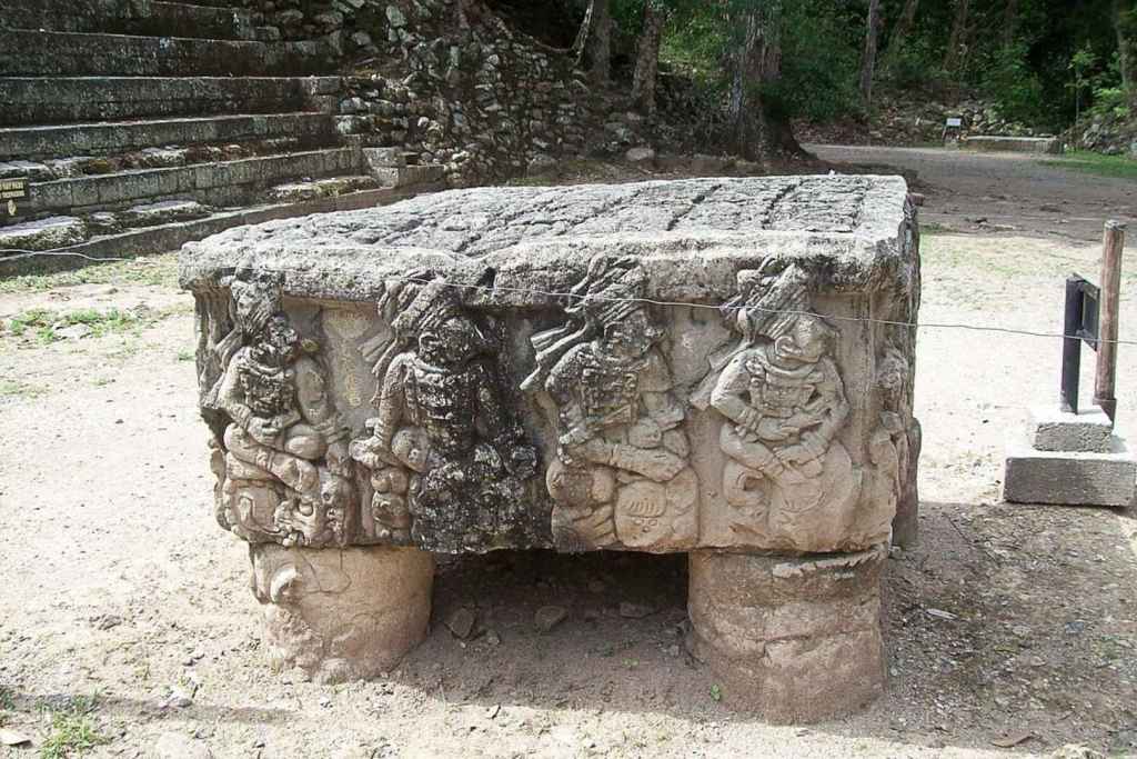 Una réplica del Altar Q de Copán
