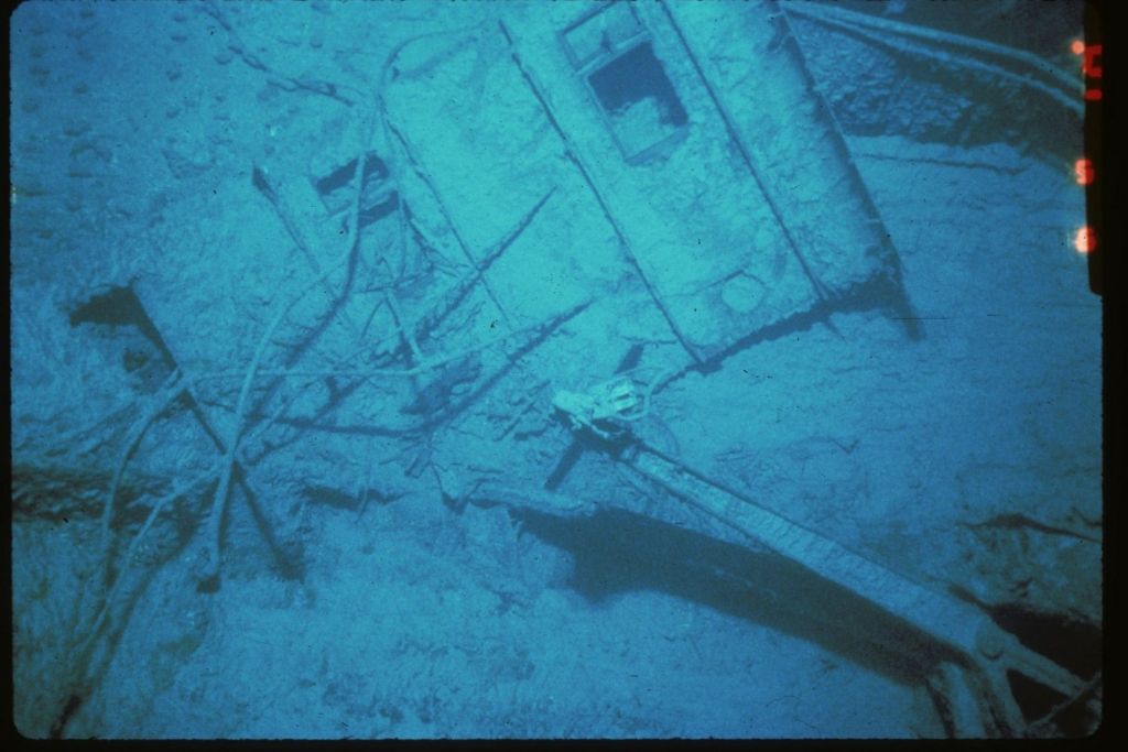 Poco después de la medianoche del 1 de septiembre de 1985, los primeros restos comenzaron a aparecer en las pantallas parpadeantes del centro de control instalado en la popa del buque Knorr