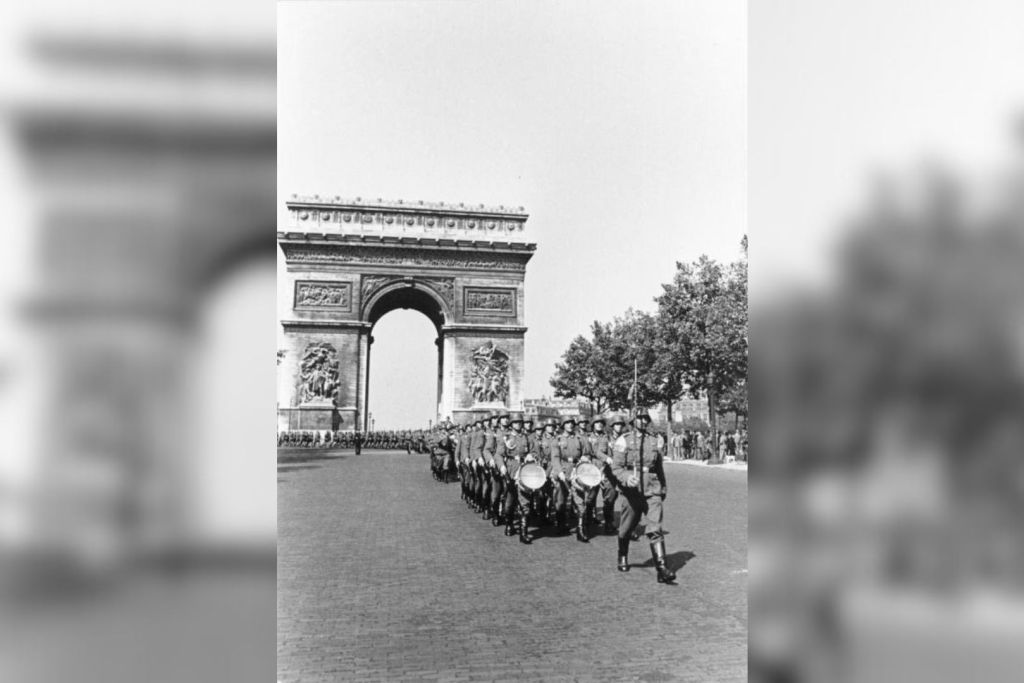 Tropas alemanas desfilan por los Campos Elíseos de París, pasando junto al Arco del Triunfo, en junio de 1940