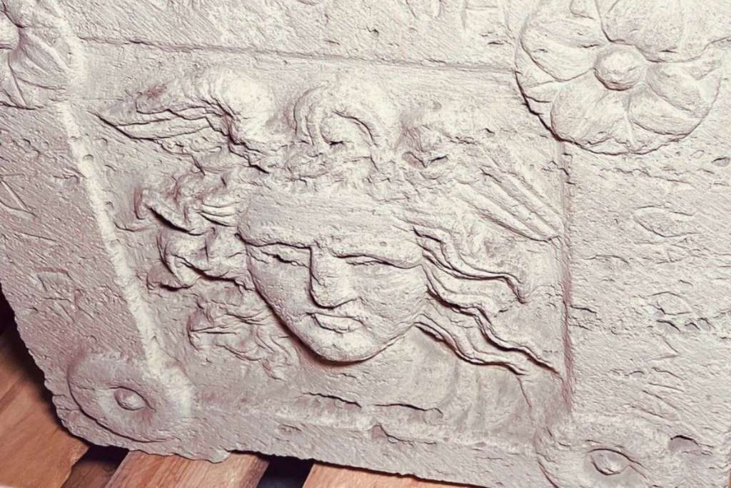La urna etrusca recién hallada destaca por su elaborado relieve de Medusa y las inscripciones en escritura etrusca que la rodean