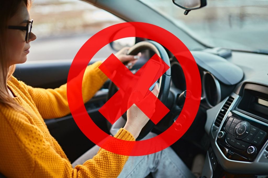 Usar el móvil dentro del coche, incluso por unos segundos, multiplica el riesgo de atropello en zonas con niños