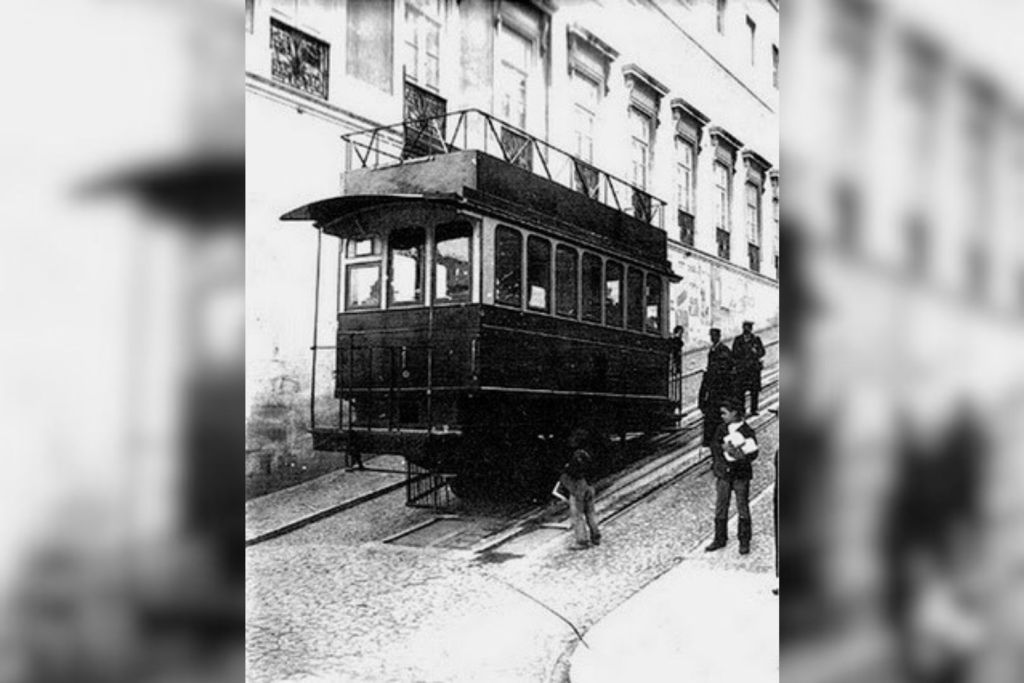 Uno de los vagones del Elevador da Glória fotografiado a comienzos del siglo XX, cuando Lisboa empezaba a modernizarse sin perder su encanto de ciudad antigua
