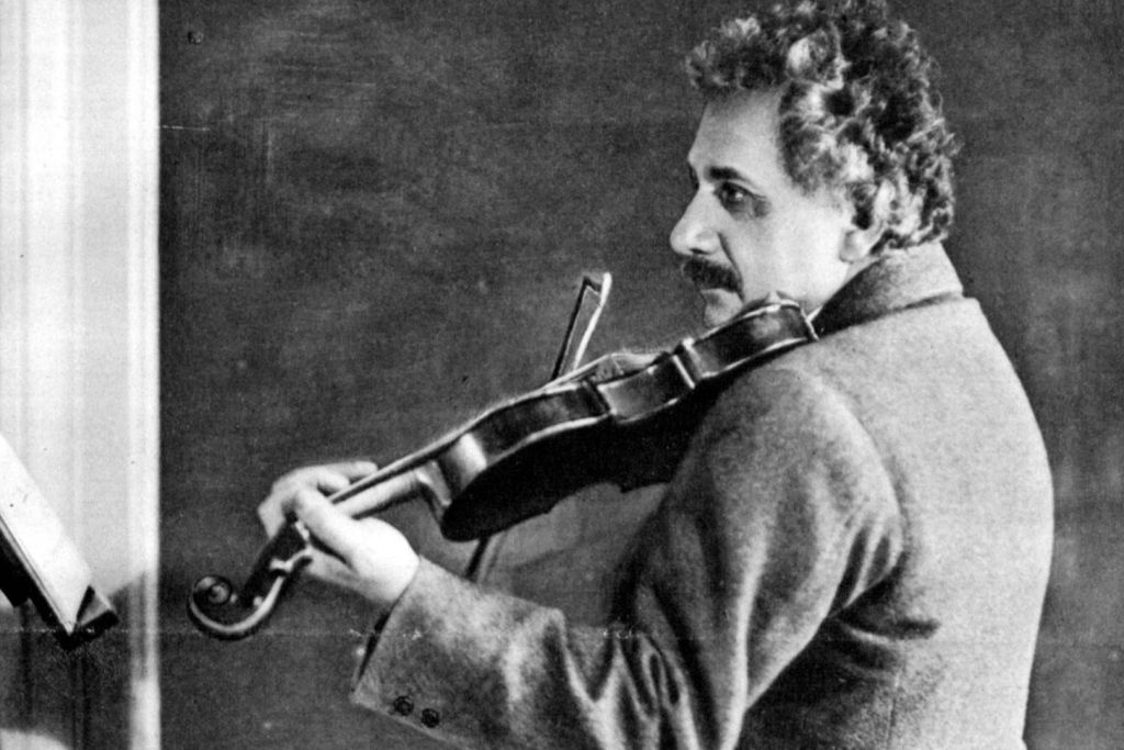 Einstein, concentrado, interpreta una pieza con su violín en 1927, en una de las pocas imágenes que muestran su faceta más íntima