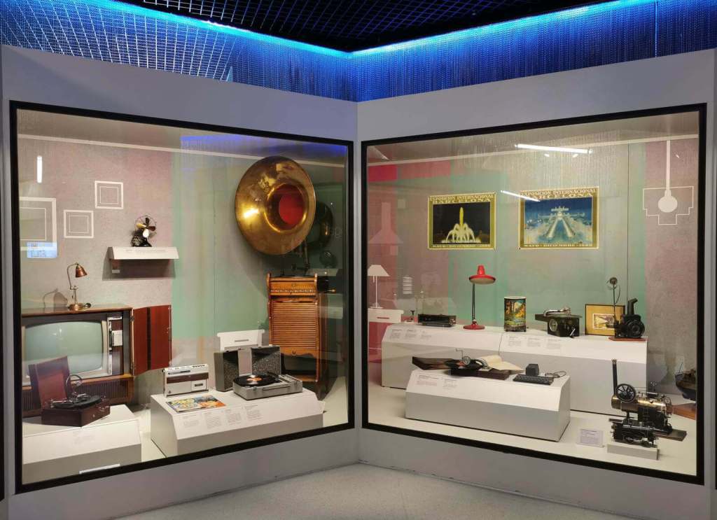 Vitrina “Hogar dulce hogar” del Museo Nacional de Ciencia y Tecnología (MUNCYT) en su sede de Alcobendas, Madrid, con gran variedad de objetos científico-técnicos de diversos materiales. Créditos: María Teresa Molina