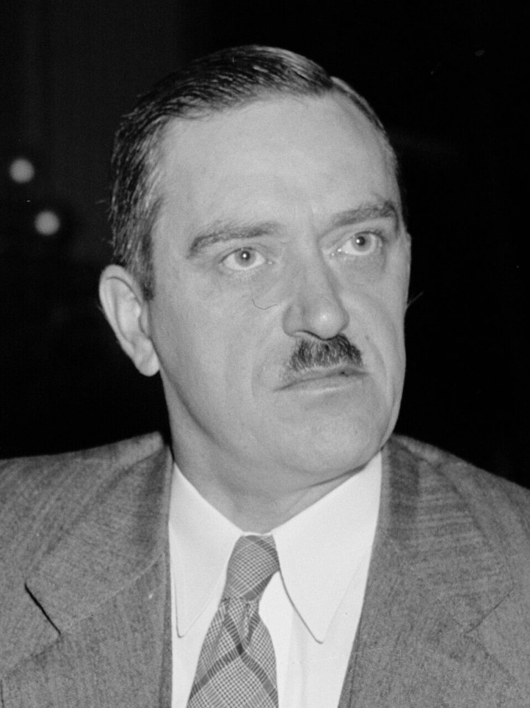 Earl Browder, secretario general del Partido Comunista de EE. UU., reclutó colaboradores para el NKVD y tendió la primera gran red soviética de espionaje en territorio estadounidense.