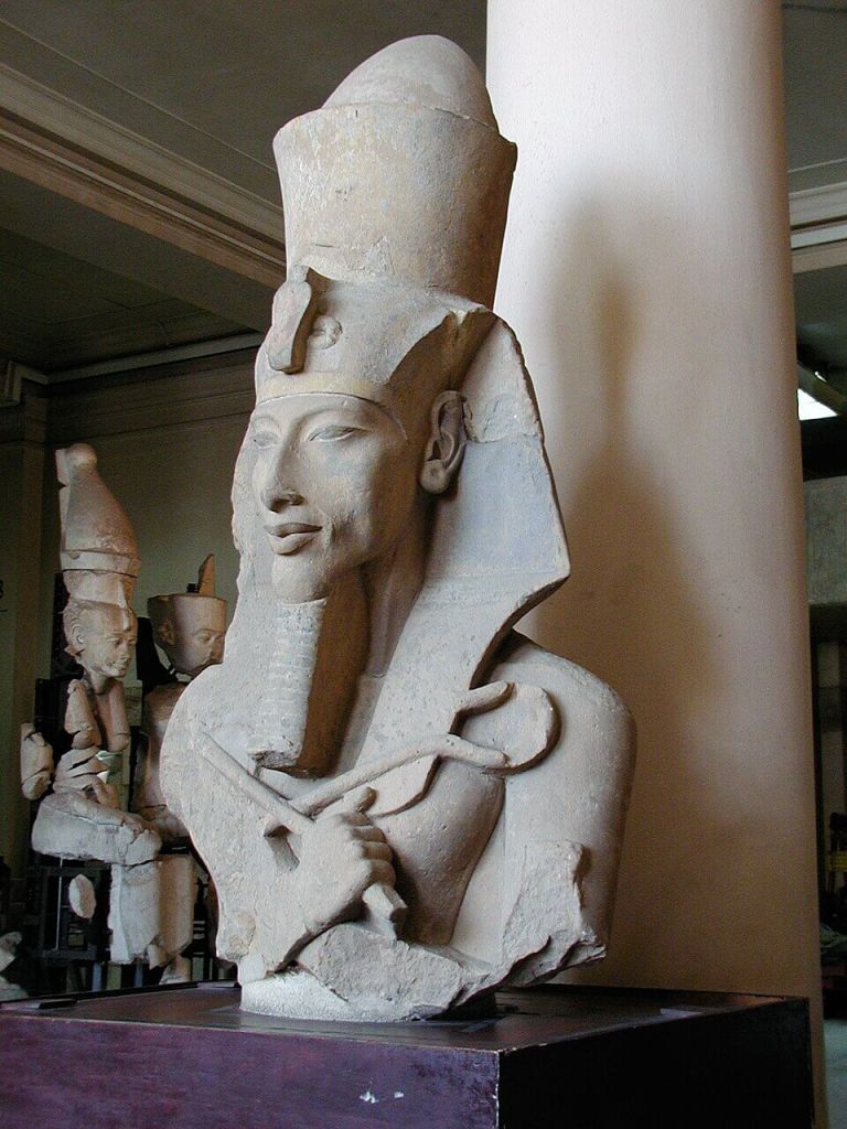 En el siglo XIV a. C., el joven Amenhotep IV cambió su nombre por Akhenatón y desafió el poder de los sacerdotes de Amón.