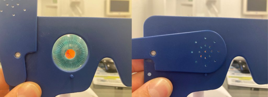 Fotos 3 y 4. El efecto estenopeico lo usamos en la consulta de Oftalmología para comprobar si la visión va a mejorar con gafas. En la foto de la izquierda, el ojo que hay detrás puede que vea mal las letras, pero al dejar caer la plaquita con varios agujeros estenopeicos, lo normal es que ese mismo ojo vea mejor las letras. Eso significa que puede mejorar su visión con gafas.