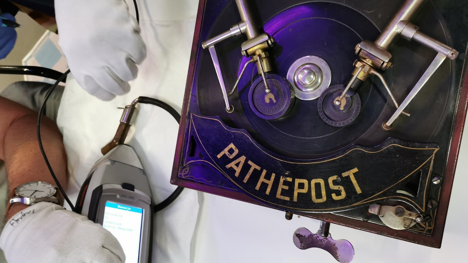 Análisis con Fluorescencia de Rayos X portátil de un grabador Pathepost para identificar los distintos metales que lo componen. Colaboración con investigadores del IGEO: Rafael Fort y Mónica Álvarez. Créditos: María Teresa Molina.