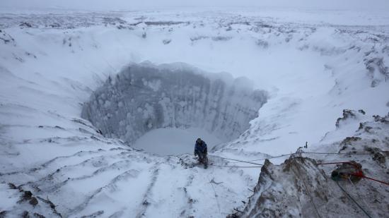 Los cráteres explosivos de Siberia revelan un misterio bajo el hielo que podría cambiar lo que sabemos del Ártico