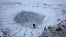 Los cráteres explosivos de Siberia revelan un misterio bajo el hielo que podría cambiar lo que sabemos del Ártico