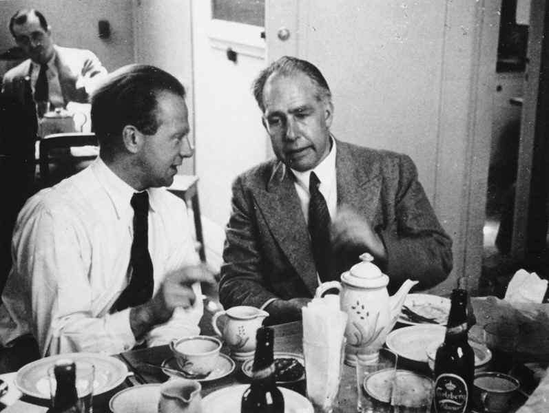 Werner Heisenberg y Niels Bohr conversando. 